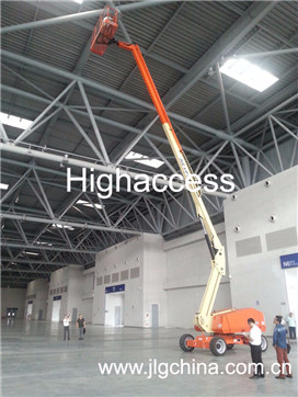曲臂式高空平臺作業.jpg 曲臂式高空平臺作業.jpg高空作業平臺|登高車:曲臂式高空作業平臺有什么優點